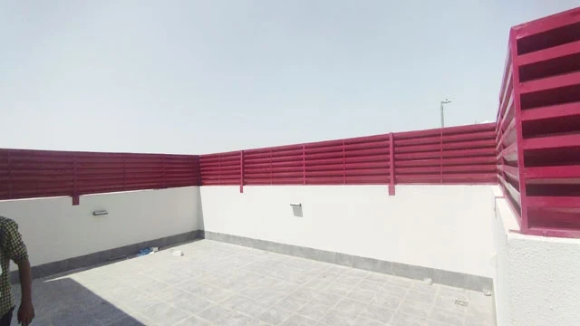 حلول الخصوصية المتكاملة: فن تركيب السواتر في مسقط مع “إتقان”