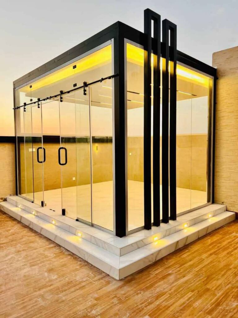 الدليل الشامل للبناء الذكي: غرف وملاحق ساندوتش بنل معزولة في مسقط 2026