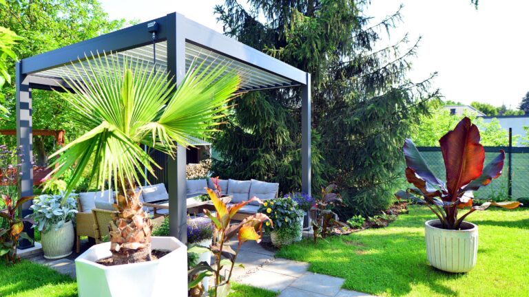 دليل الاستثمار الأخضر: تركيب مظلات وتجهيزات المشاتل الزراعية في مسقط 2026