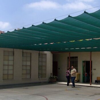 من الجلسات المنزلية إلى المشاريع الصناعية في مسقط : كل ما تريد معرفته عن المظلات والهناجر في سلطنة عمان