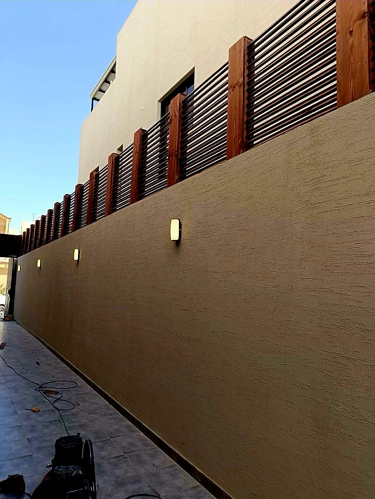 سواتر حوش مسقط: دليل تركيب أفضل أنواع السواتر المنزلية 2026